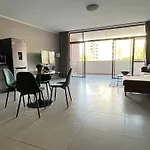 Spacious Modern 1 Bedroom Apartment Near Canal Walk