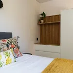 The Palm Flats Golden Glow With Jacuzzi 300M From Sea