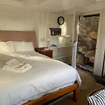 Independent Quaint Flat, Close To Beach
