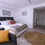 Stylish, Modern, Walk To Restaurants And Cbd
