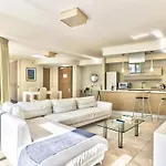 Cozy Apartment, Wifi, Centrally Located