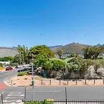 Spacious 2-Bed - Mouille Point