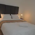 Oasis - Renovated - Queen Extra Length Bed Apartment