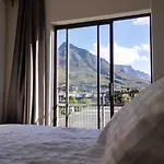Spacious 2 Bed Apartment With Mountain Views The Factory Cape