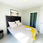 Spacious 2 Bed Apartment With Mountain Views The Factory Cape