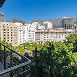 Pristine 1 Bedroom Unit In The City With Balcony