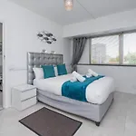 Apartment In Seapoint, Pool And Free Parking.