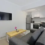 Apartment-Bachelor-Leetch Views