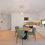 Luxury Apartment Newlands - Streamside Tranquility