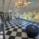Exclusive Tree Cottage With Hot Tub - Power Back-Up