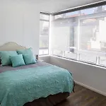 Modern Apartment, Centrally Located In Sea Point