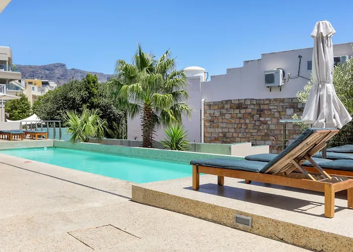 Palm Beach Apartment - 100M From Camps Bay Beach