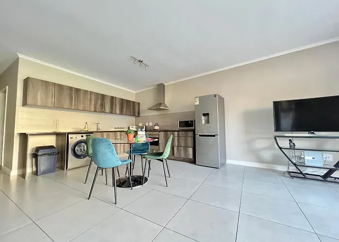 Spacious Modern 1 Bedroom Apartment Near Canal Walk