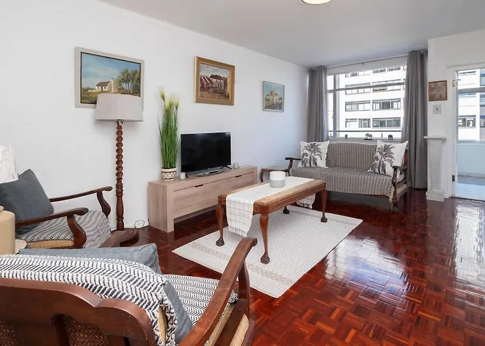 Spacious 2-Bed - Mouille Point