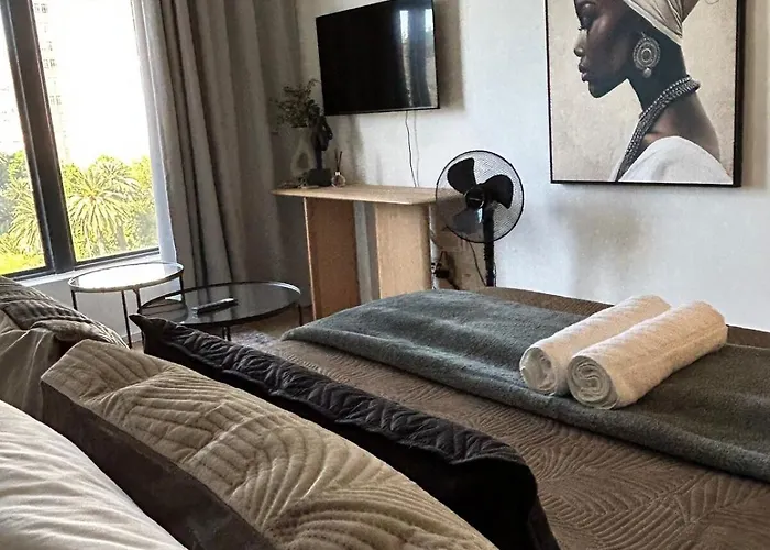 Stylish Studio With City Views & Pool At Zeeland Pier