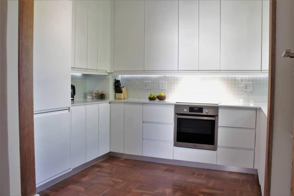 Table Mountain Views, Modern,lots Of Natural Light, With Parking *