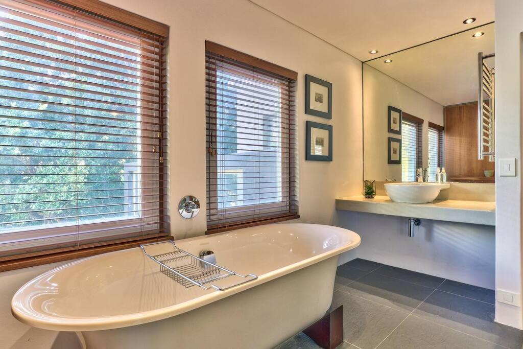 Lone Traveler, Secure, Community, Unique Living! Apartment Cape Town