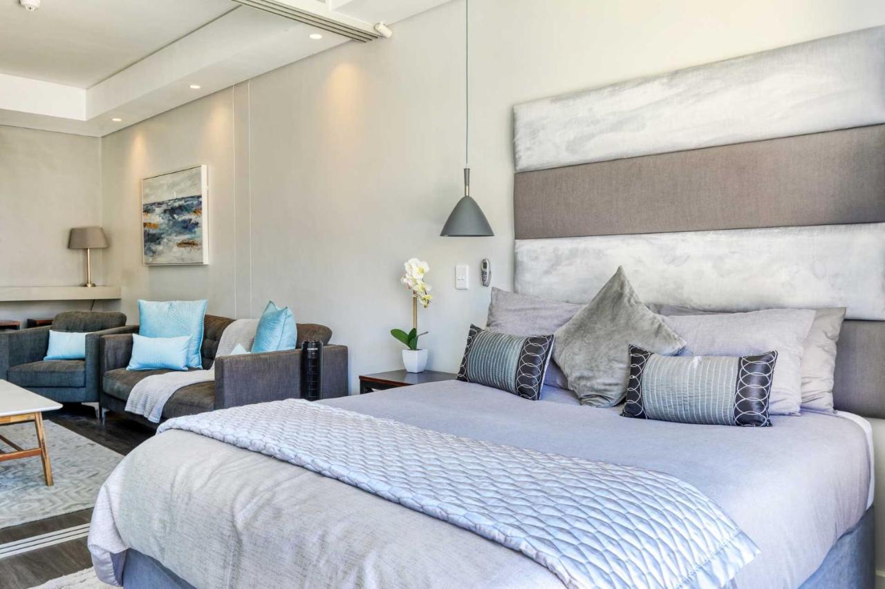 Backup-powered Elegant Mountain View Apartment Cape Town
