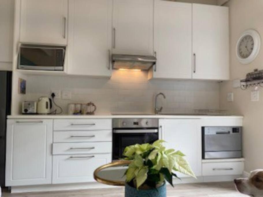 Gorgeous, Private In Prestigious Newlands. Apartment