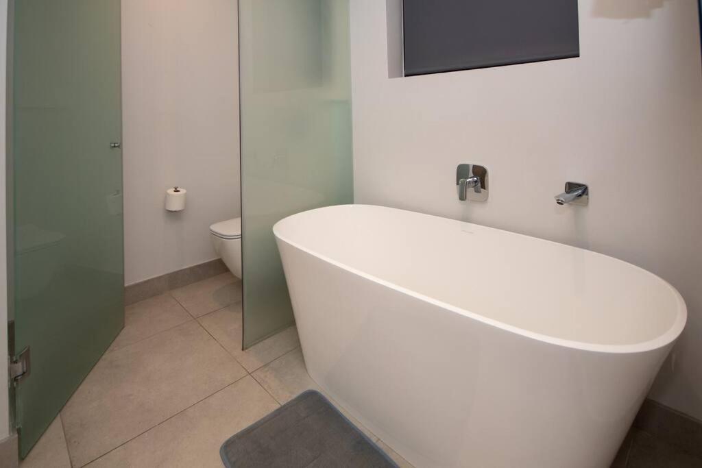 Apartment Newly Built 2-bedroom In Ten-on-q *