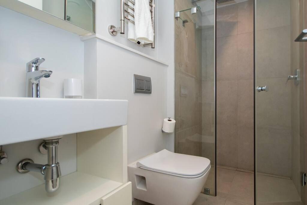 Newly Built 2-bedroom In Ten-on-q Apartment