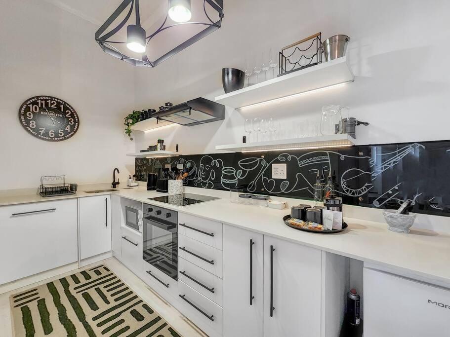 Spacious 2 Bedroom In Obz * Cape Town