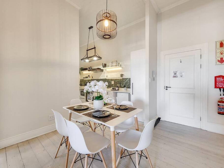 Spacious 2 Bedroom In Obz Cape Town