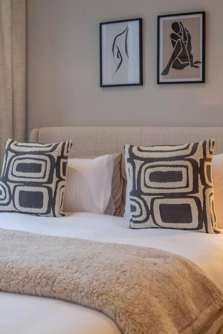 Cityscape Haven: Stylish Apartment *