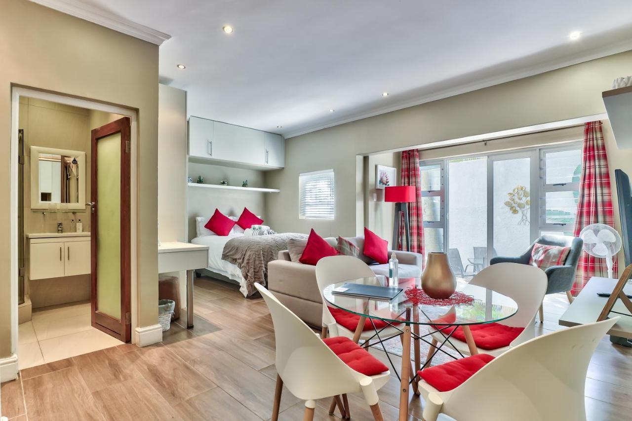 Fairmile On Main Apartment