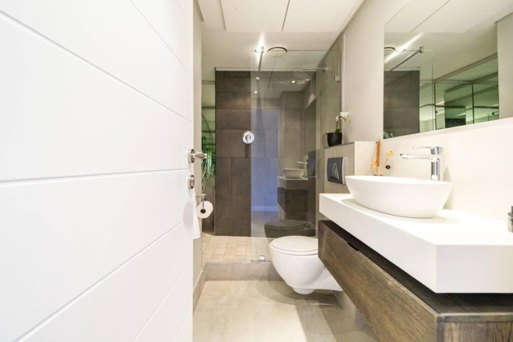 Stylish With Large, Covered Balcony In De Waterkant Cape Town