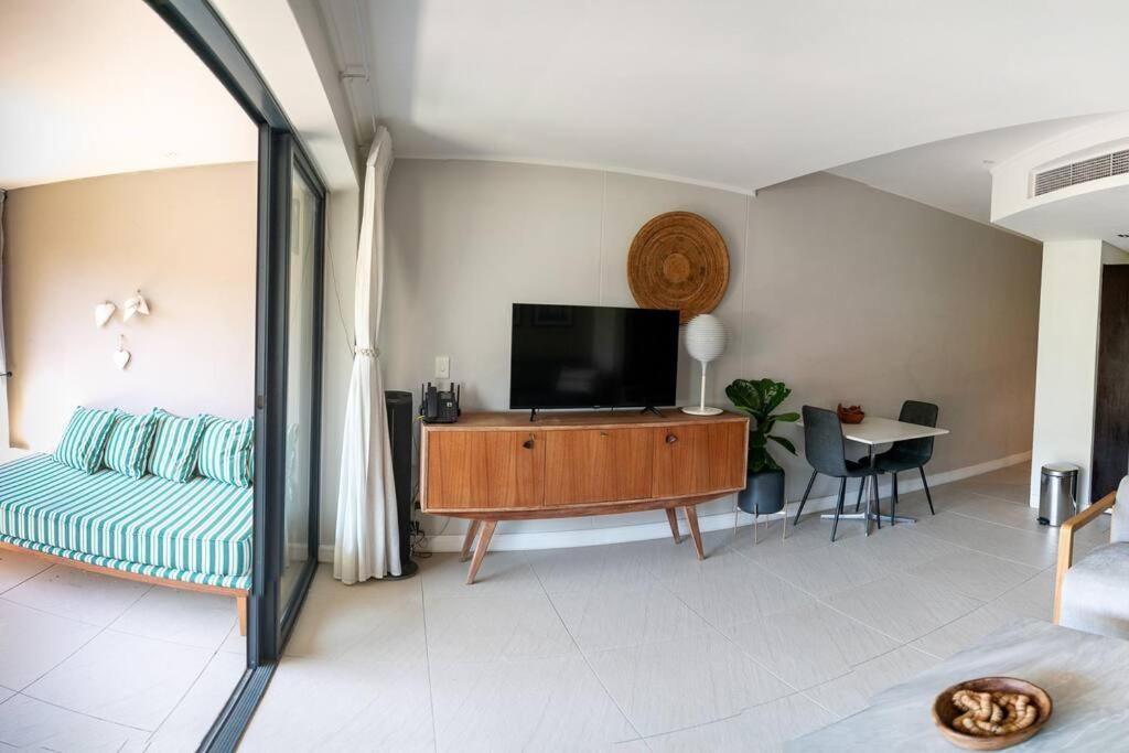Stylish With Large, Covered Balcony In De Waterkant *