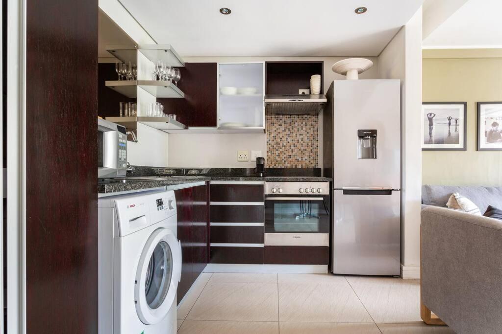Stylish With Large, Covered Balcony In De Waterkant Apartment