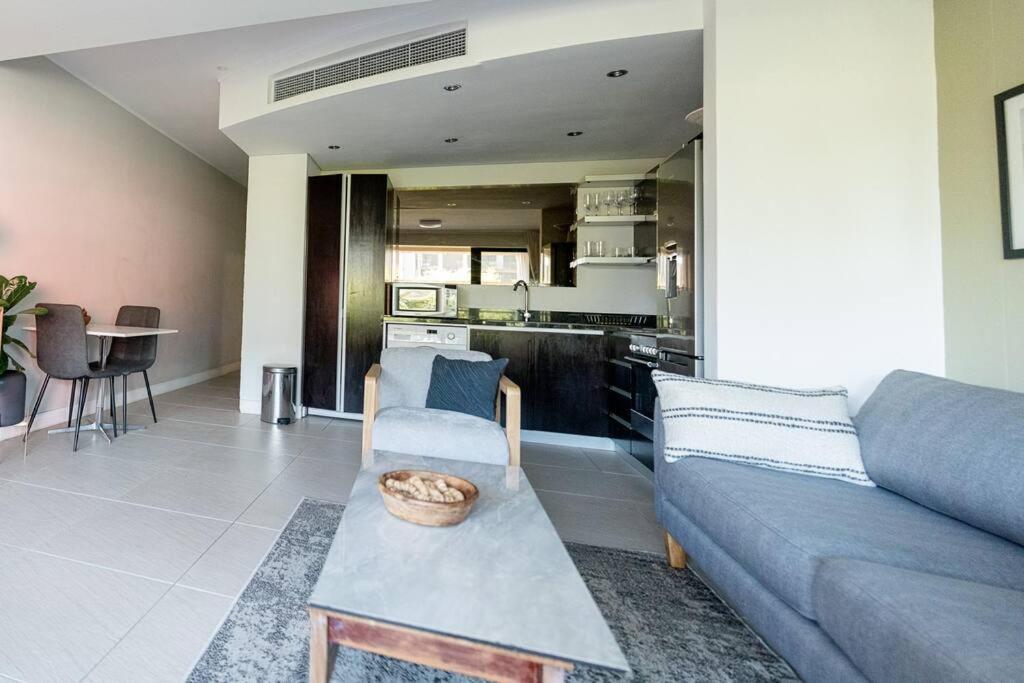 Apartment Stylish With Large, Covered Balcony In De Waterkant Cape Town