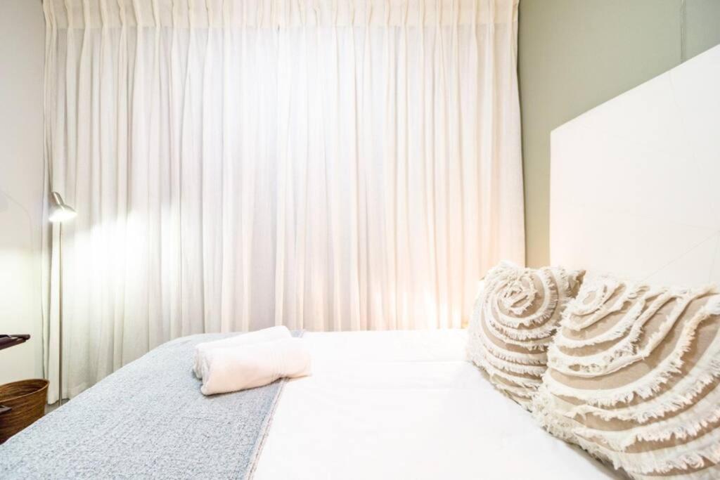 Stylish With Large, Covered Balcony In De Waterkant Apartment