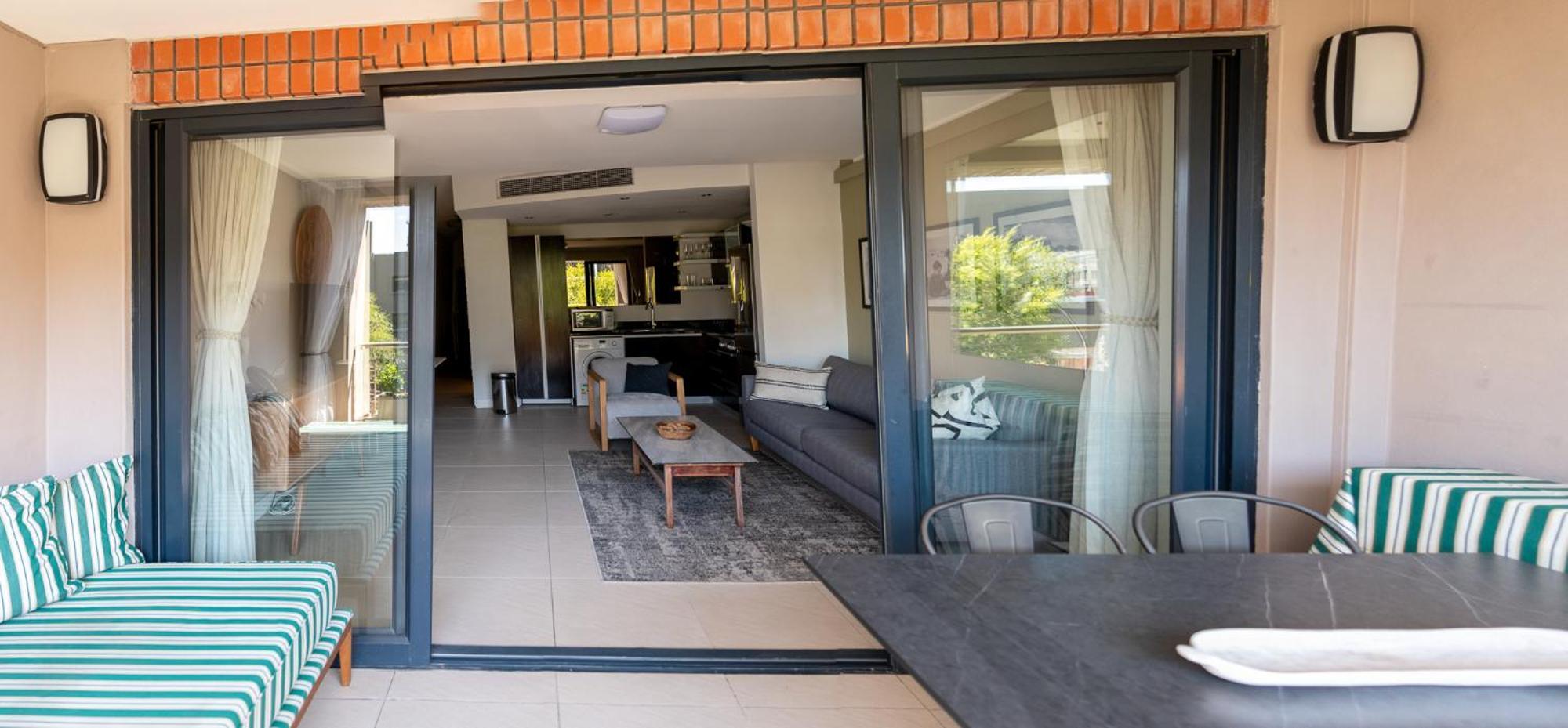 Stylish With Large, Covered Balcony In De Waterkant Apartment