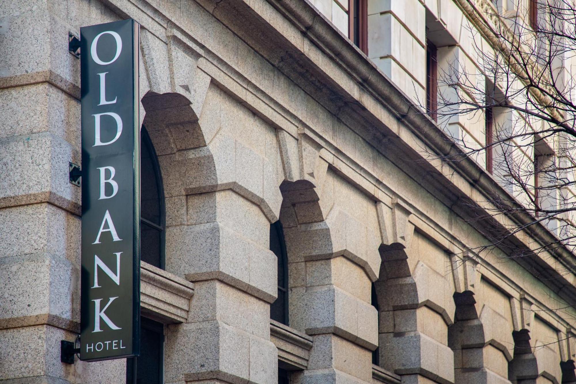 Hotel Old Bank - Lion Roars &