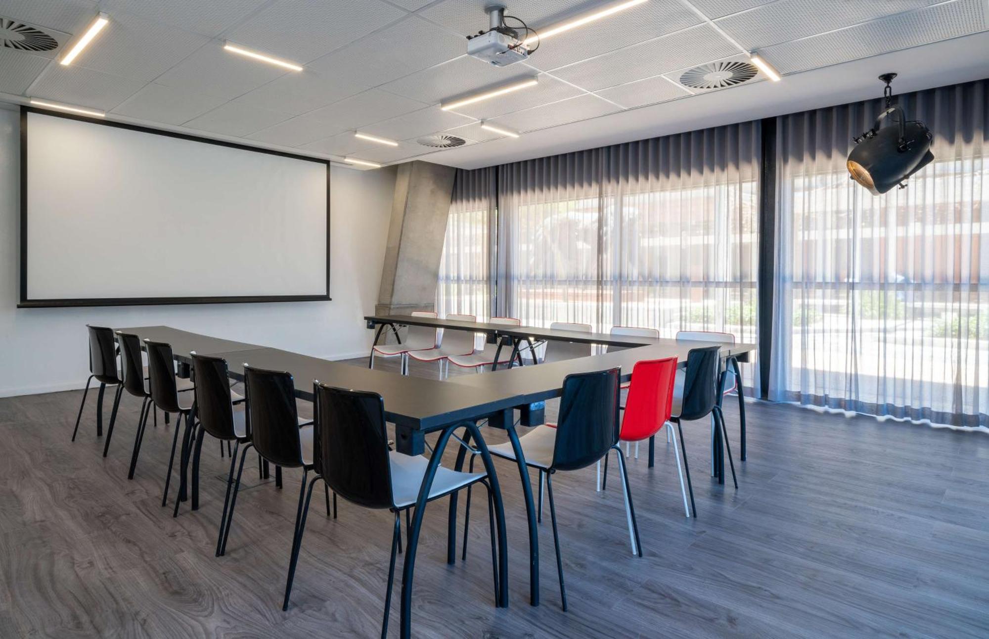 Radisson Red V&a Waterfront Hotel