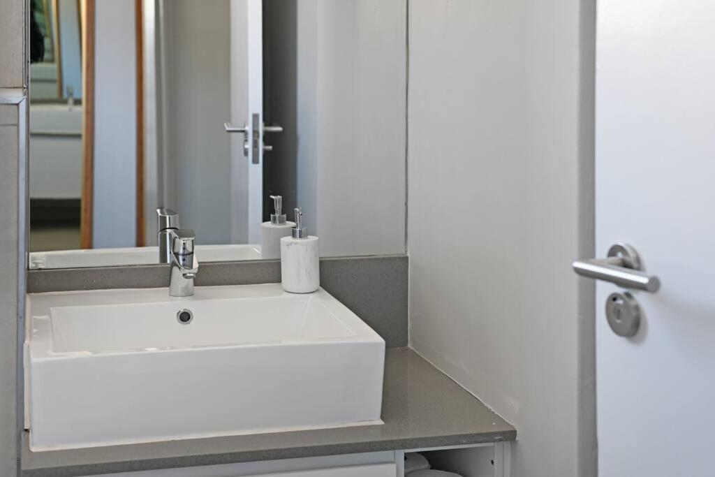 Freya - Stunning 2 Bed With & Table Mountain Views ! * Cape Town