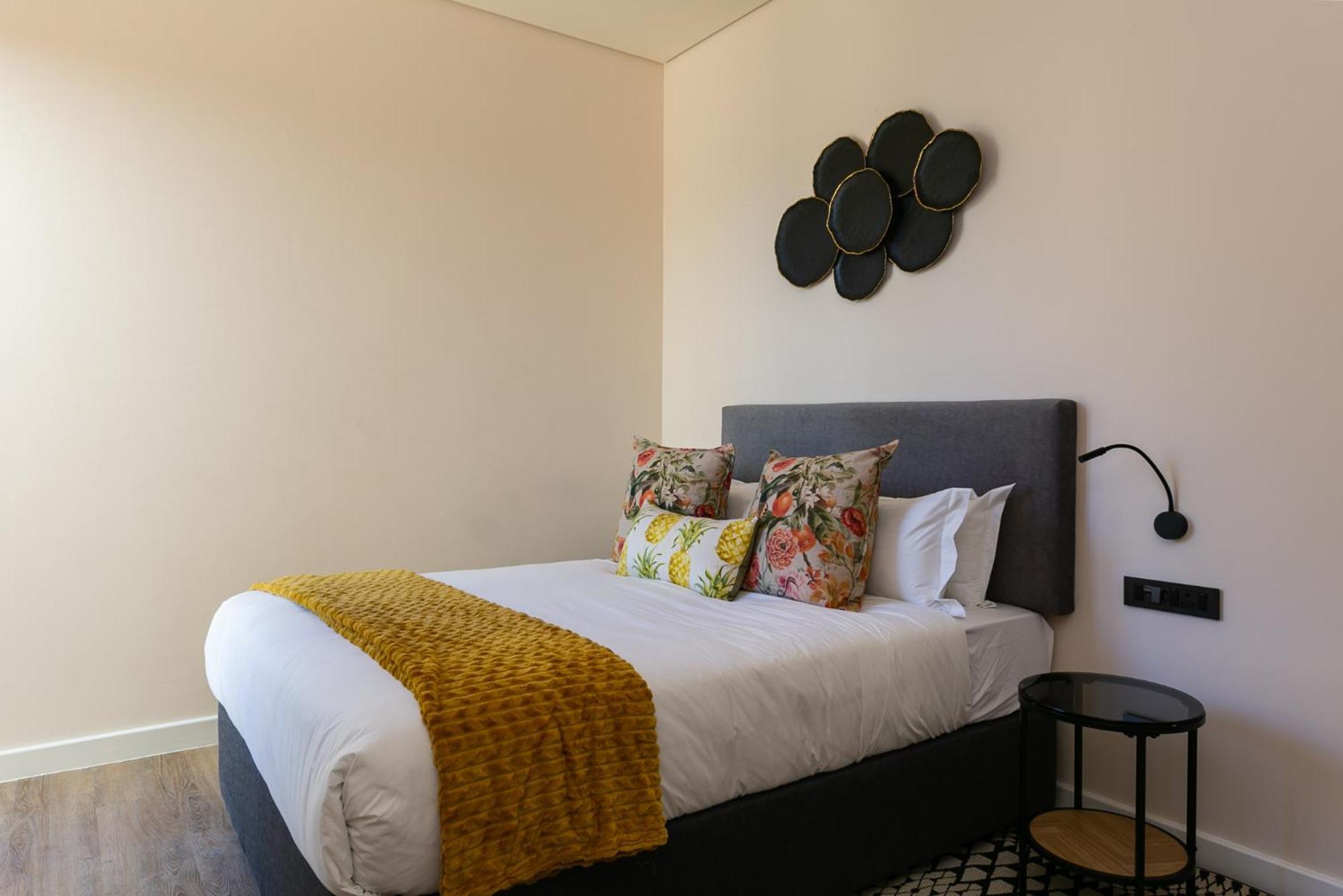 The Palm Flats Golden Glow With Jacuzzi 300m From Sea Apartment
