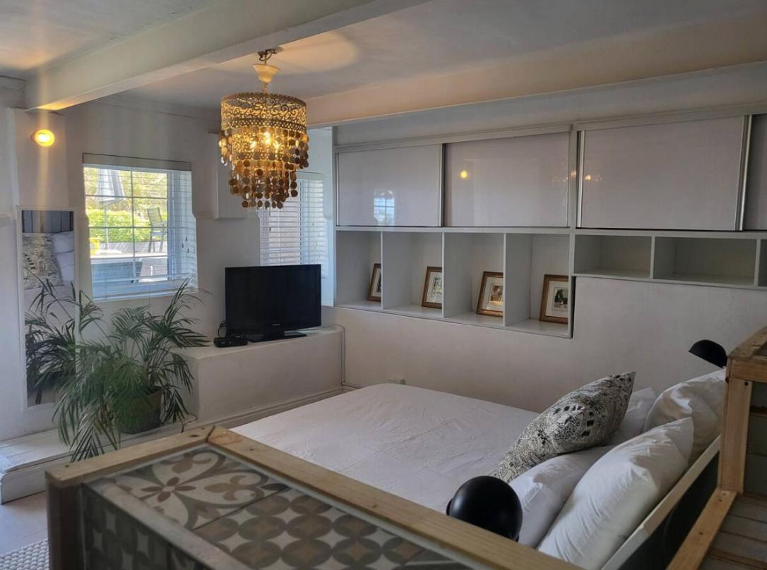 60 Rottingdean Road * Cape Town