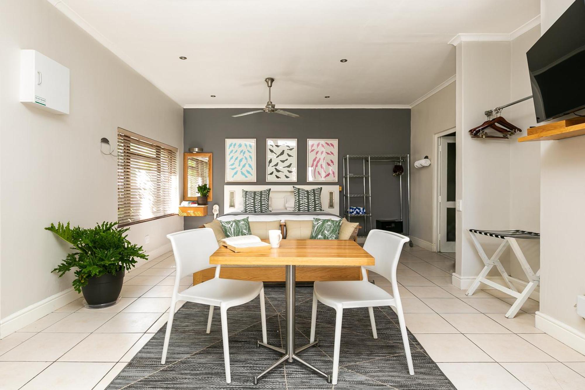 Camps Bay Village Aparthotel 3*