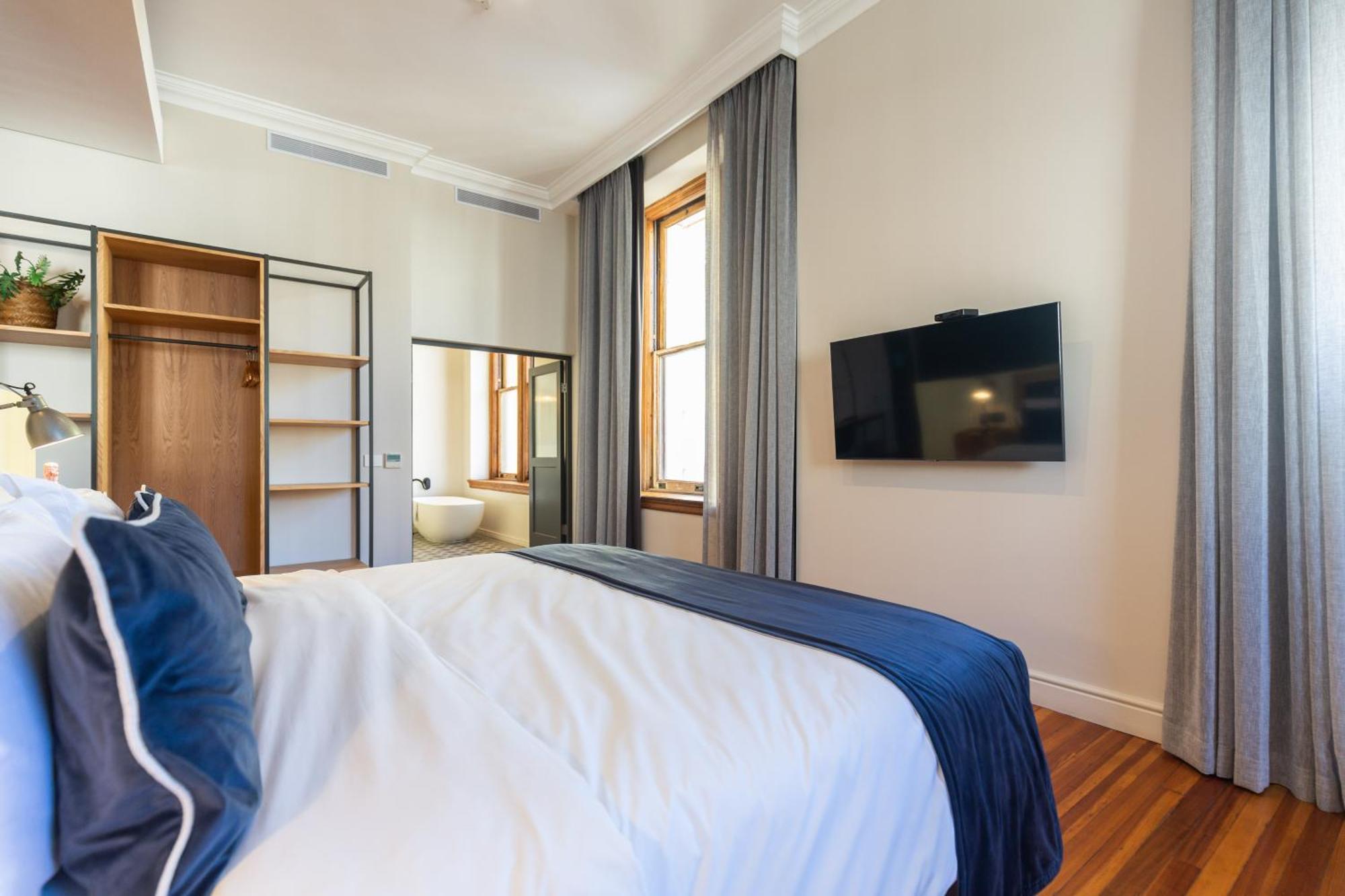 Old Bank - Lion Roars & 4* Cape Town