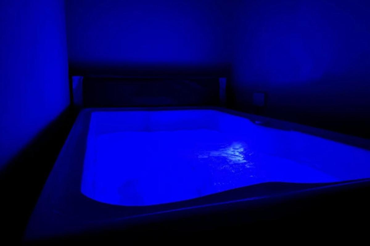 The Palm Flats Golden Glow With Jacuzzi 300m From Sea Apartment