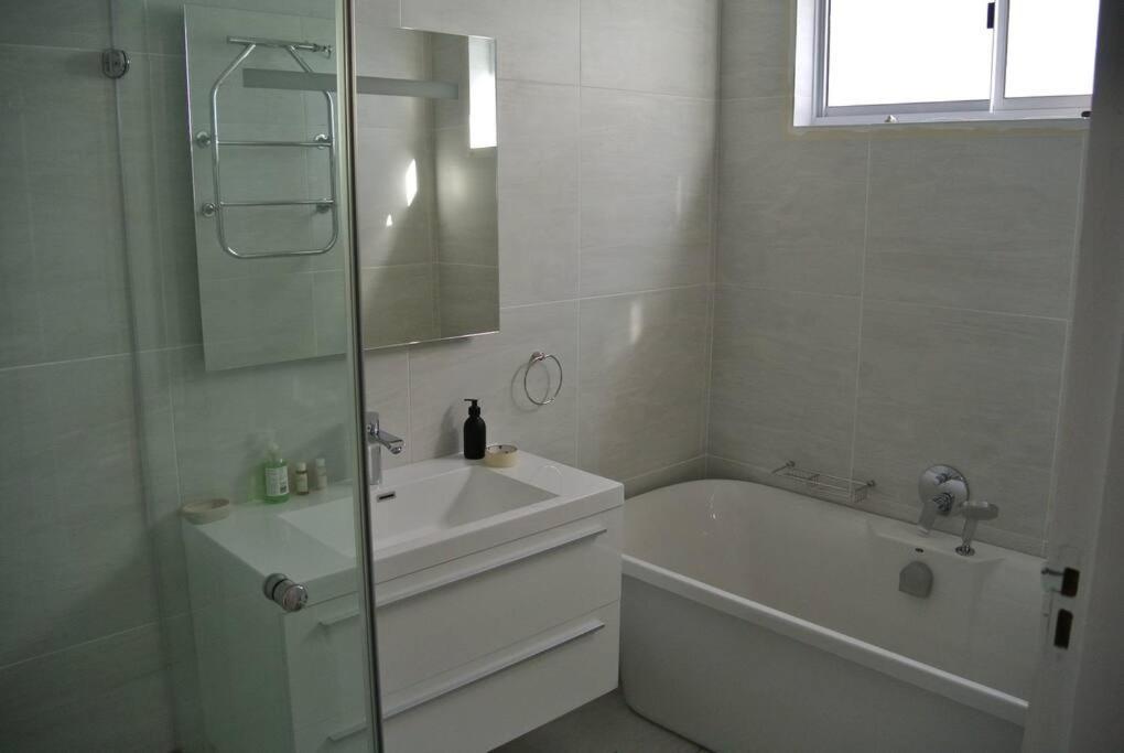 Bay One Minute Camps Bay Beachfront Villa *