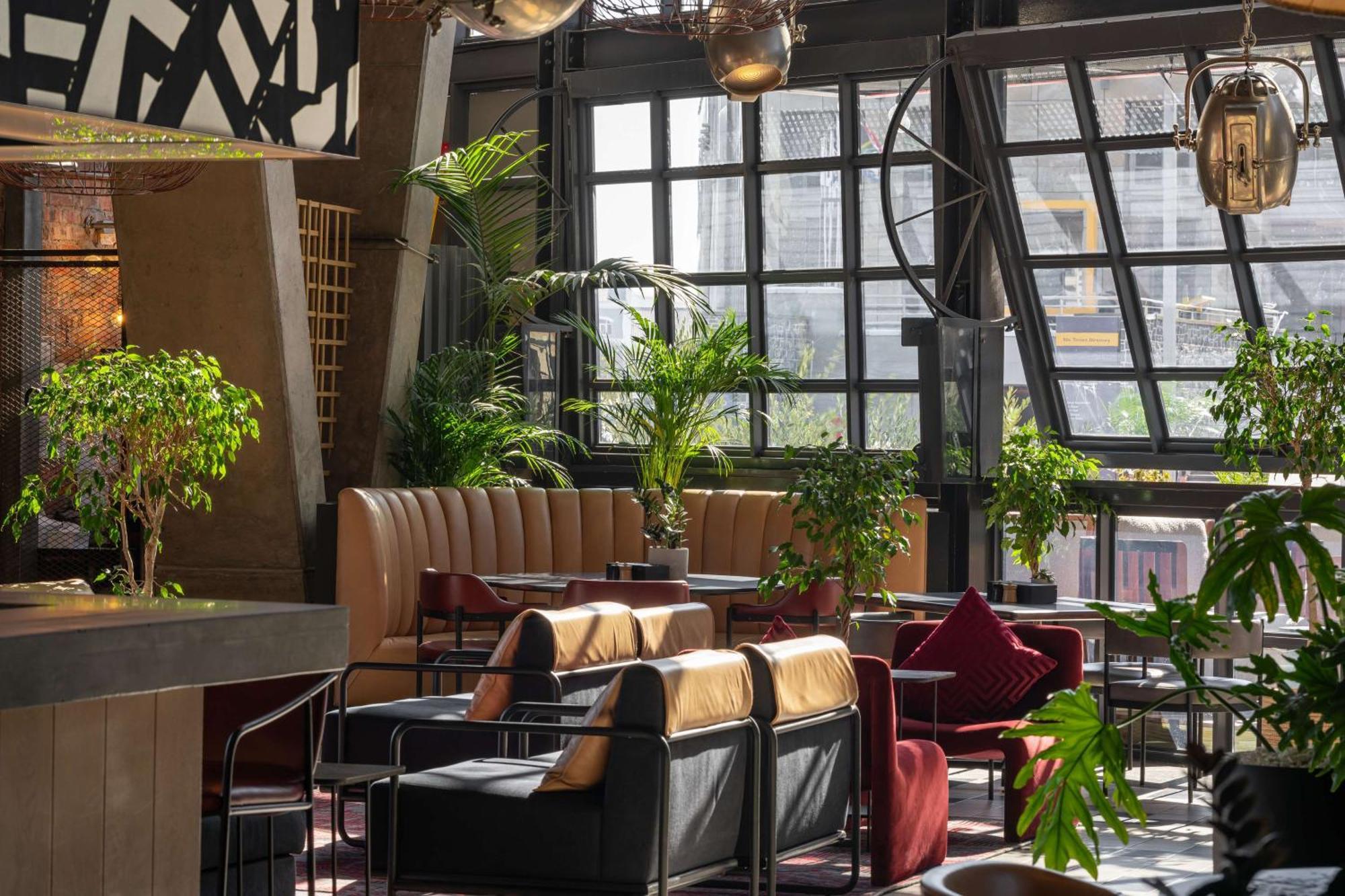 Hotel Radisson Red V&a Waterfront 3*