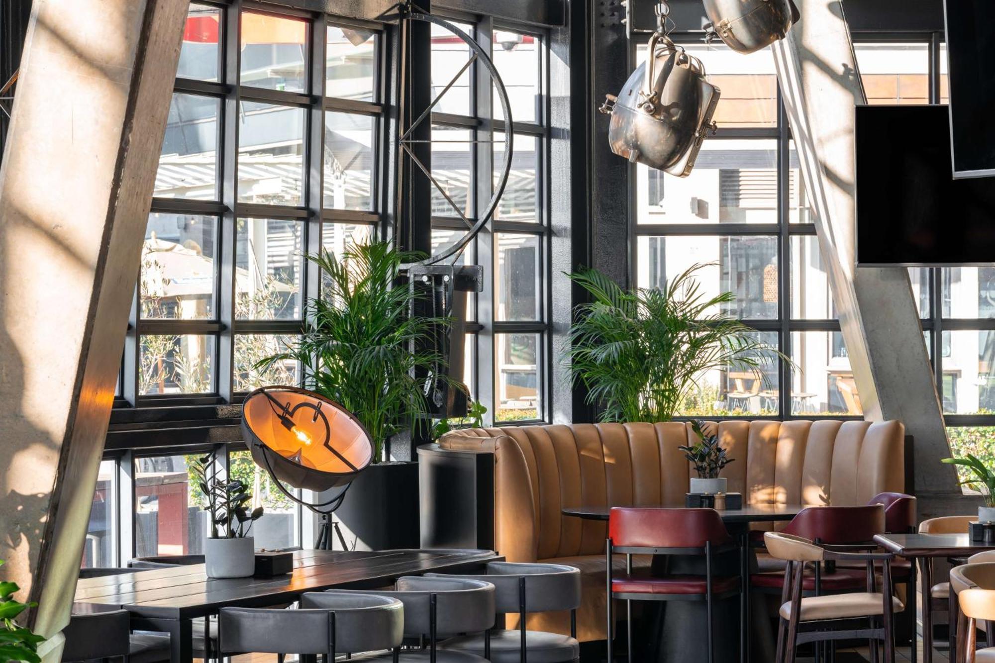 Hotel Radisson Red V&a Waterfront 3*