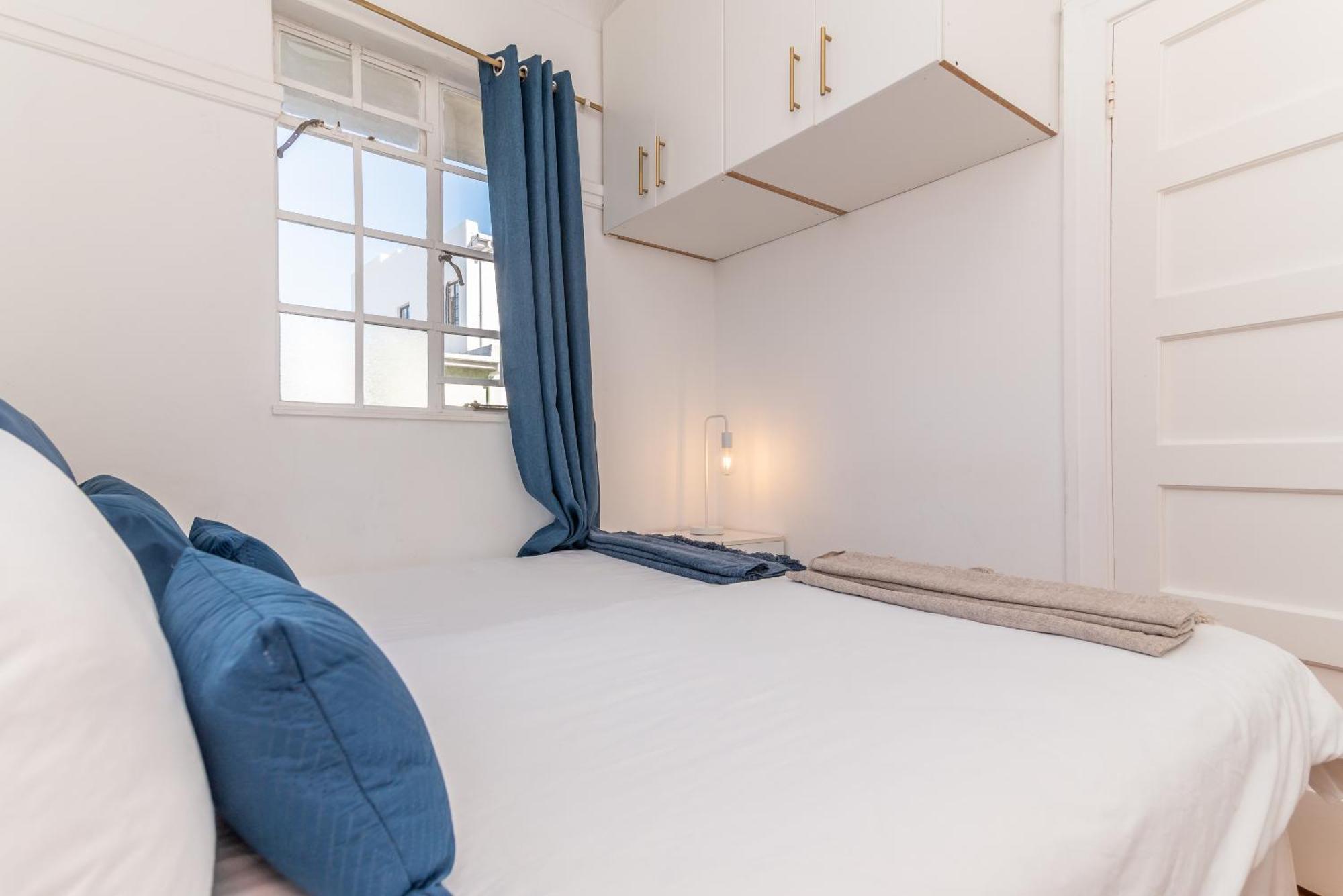 Secure And Modern 2bed In Cape Towns Charming Rondebosch Apartment *