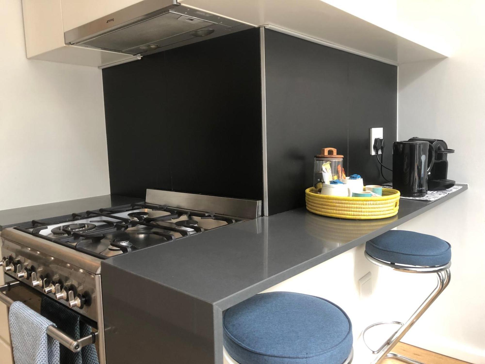 Seapoint - Pool - Gym - Balcony Apartment