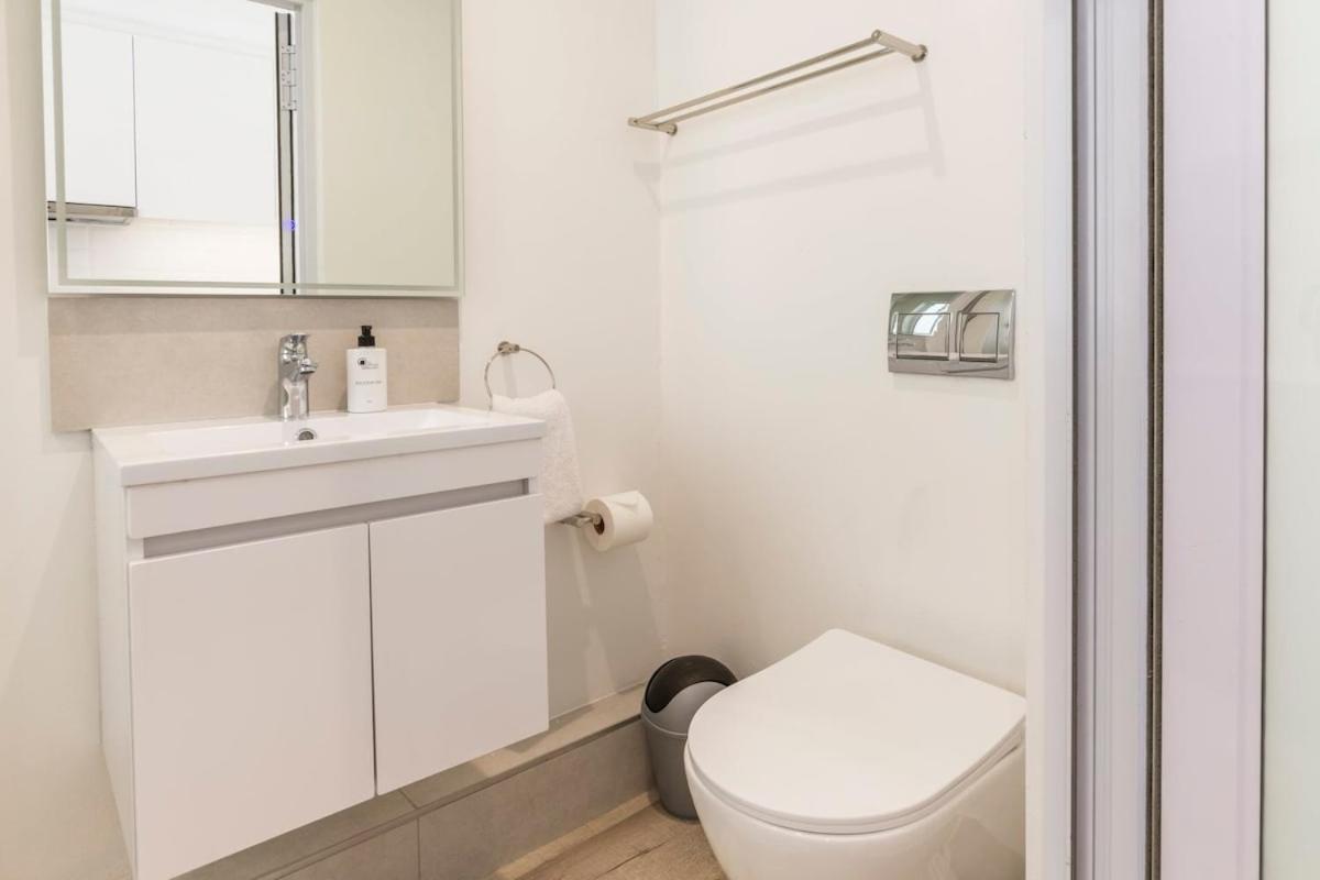Contemporary 2-bed With Parking Apartment Cape Town