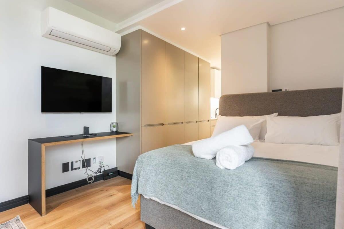 102 Marvol - Beautiful Modern Sea Point With Parking Apartment *